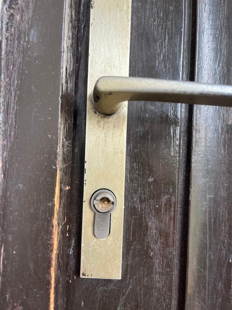 Comment percer une serrure ? ou Comment percer un barillet de porte et dans quel cas? Comptez sur Serrurier-Locksmith® pour vous donner des astuces