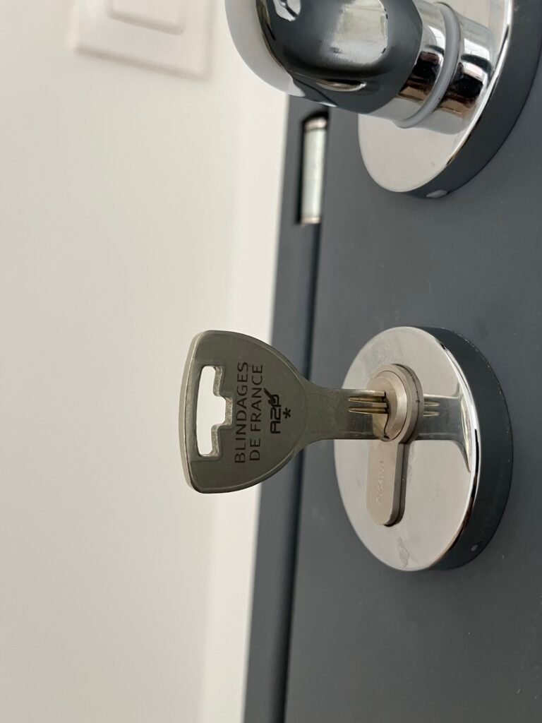 Pourquoi Choisir Serrurier-Locksmith® - Votre Expert en Blindage de Porte à Sartrouville 78500