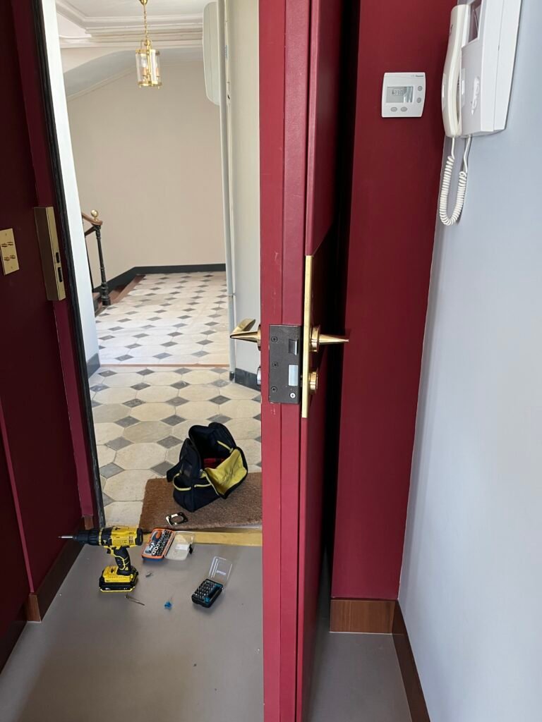 Serrurier-Locksmith® Sartrouville: Étapes d'Installation d'une Porte Blindée à Sartrouville 