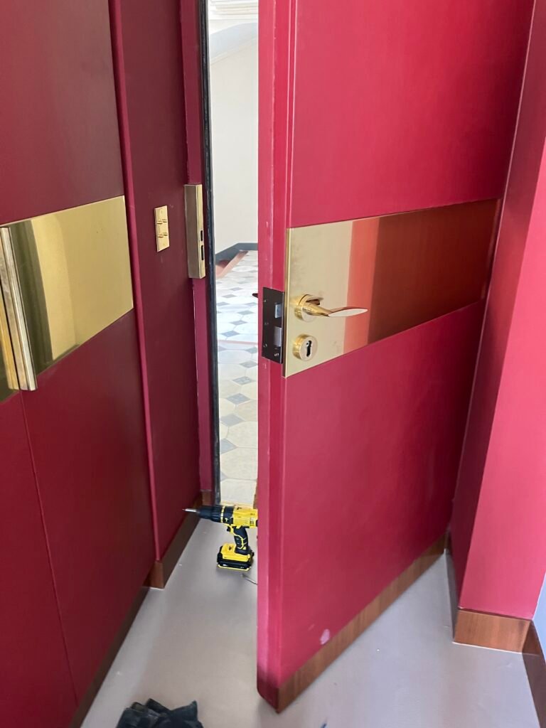 Serrurier-Locksmith® Expert Installation Porte Blindée dans les Yvelines